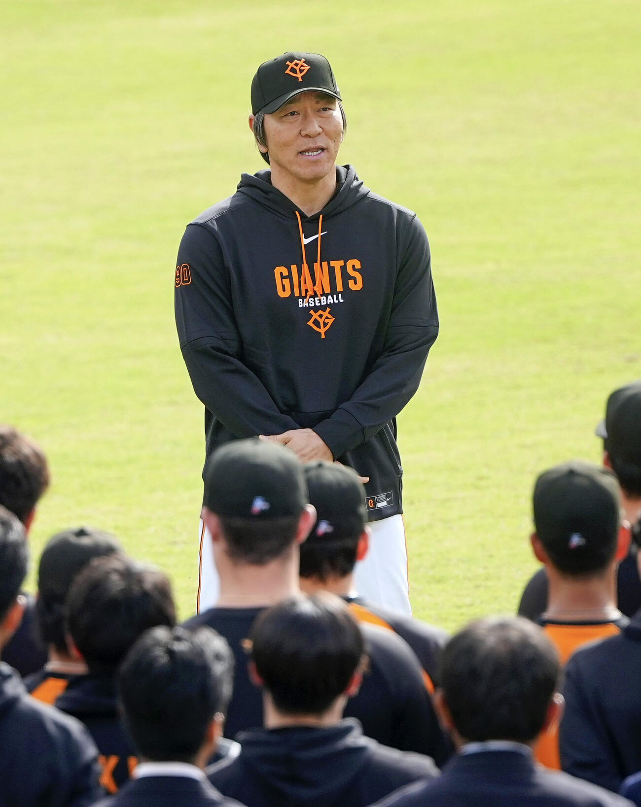 秋季キャンプが始まり、選手らに訓示するプロ野球巨人の松井秀喜新監督＝30日、川崎市のジャイアンツ球場