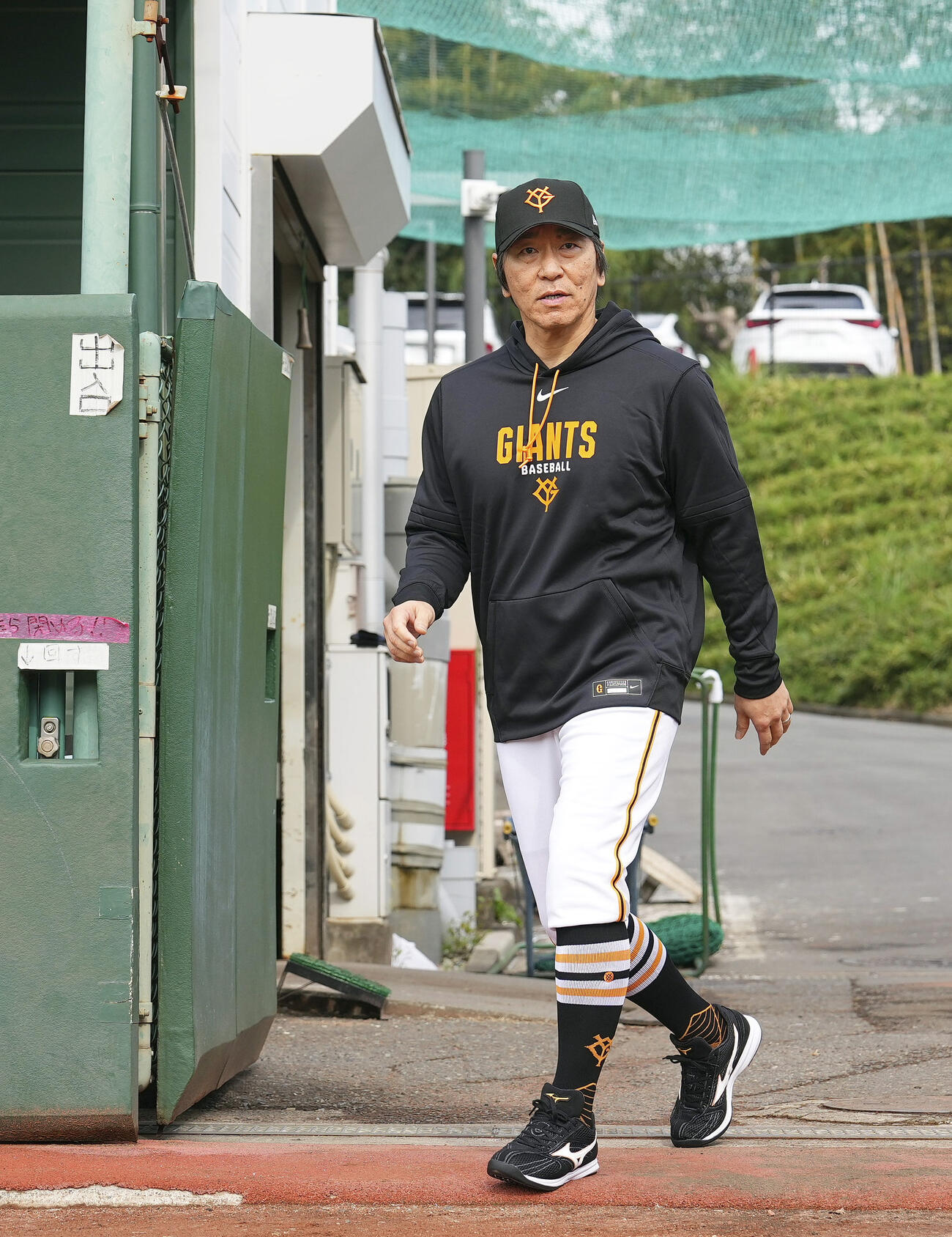 球場入りするプロ野球巨人の松井秀喜新監督＝30日、川崎市のジャイアンツ球場