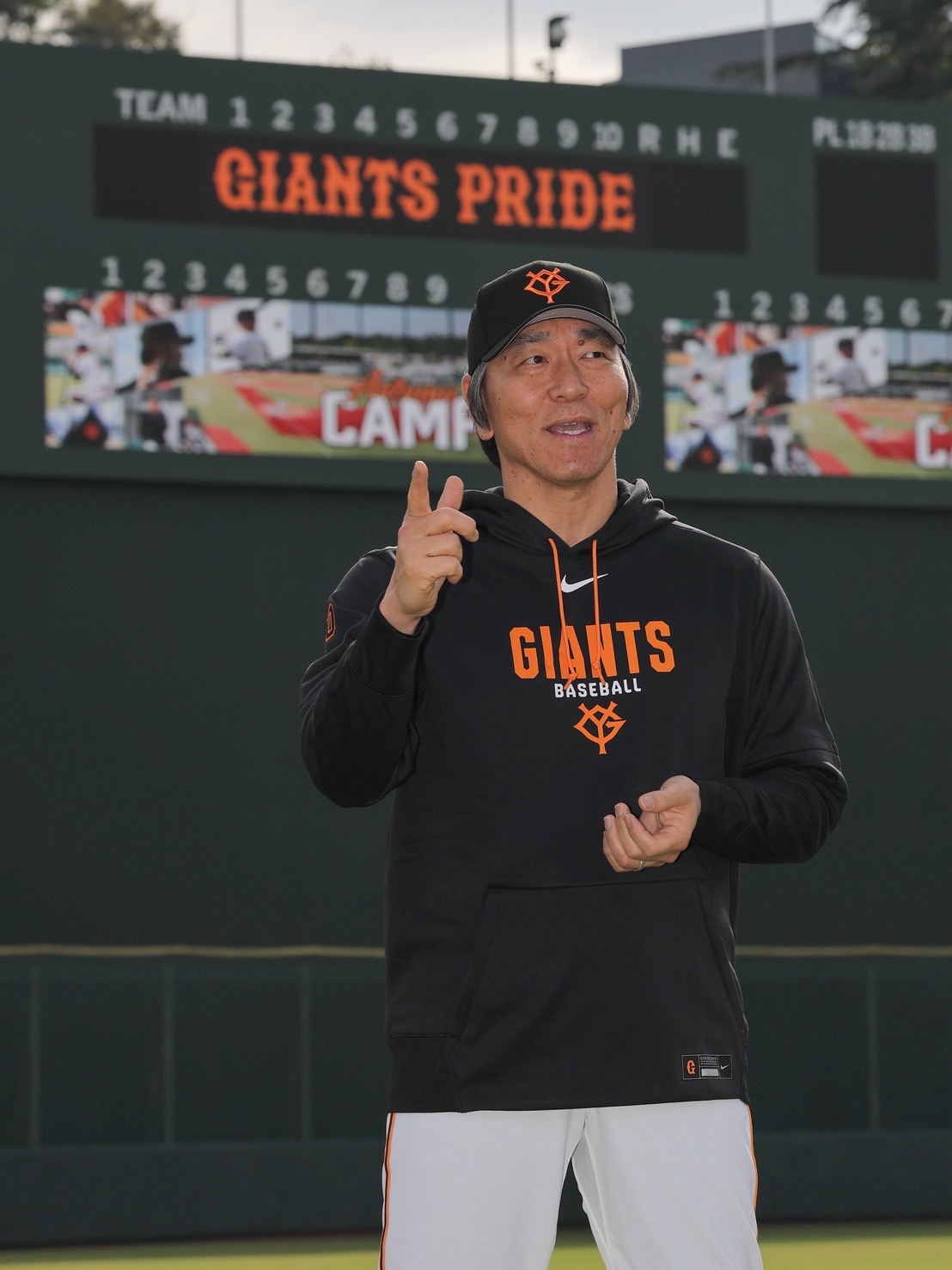 秋季キャンプ初日　巨人松井秀喜監督は選手にあいさつする　2026年10月30日　ジャイアンツ球場