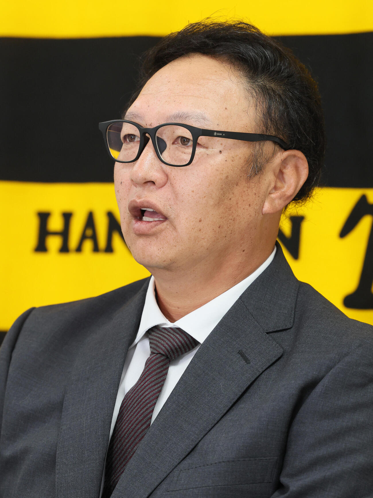 就任会見を行う阪神福原忍投手巡回コーチ（撮影・加藤哉）