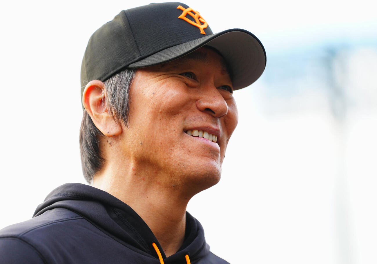 囲み取材を行う巨人松井秀喜監督（撮影・垰建太）