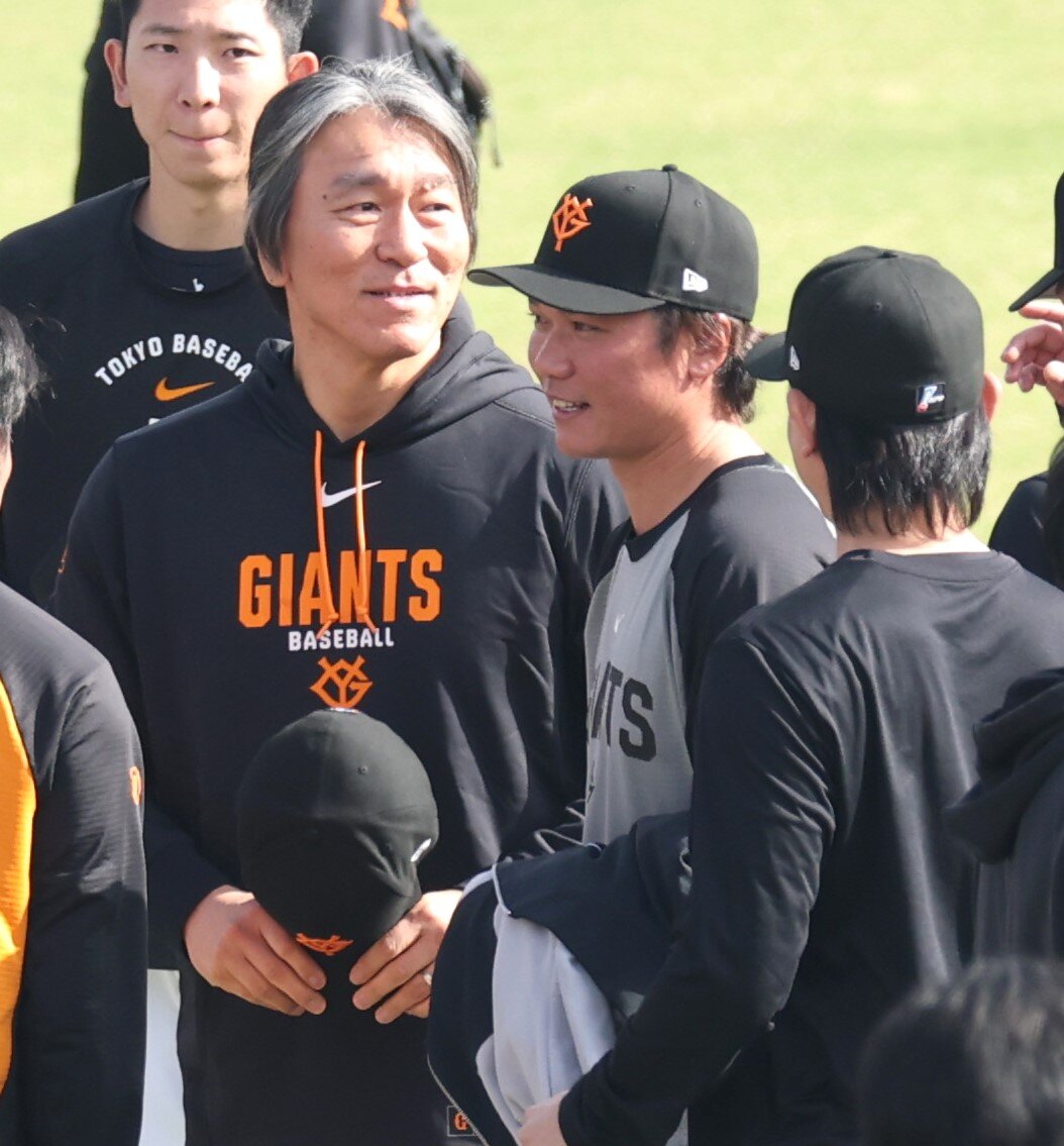 松井秀喜監督にあいさつする坂本勇人（撮影・黒川智章）