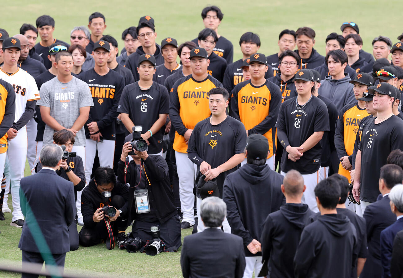 巨人秋季キャンプ初日　視察に訪れた巨人山口寿一オーナー（左手前）にあいさつする岸田行倫（中央）（撮影・浅見桂子）