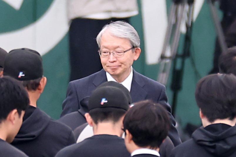 秋季キャンプ初日、選手らに訓示する巨人山口寿一オーナー（撮影・黒川智章）