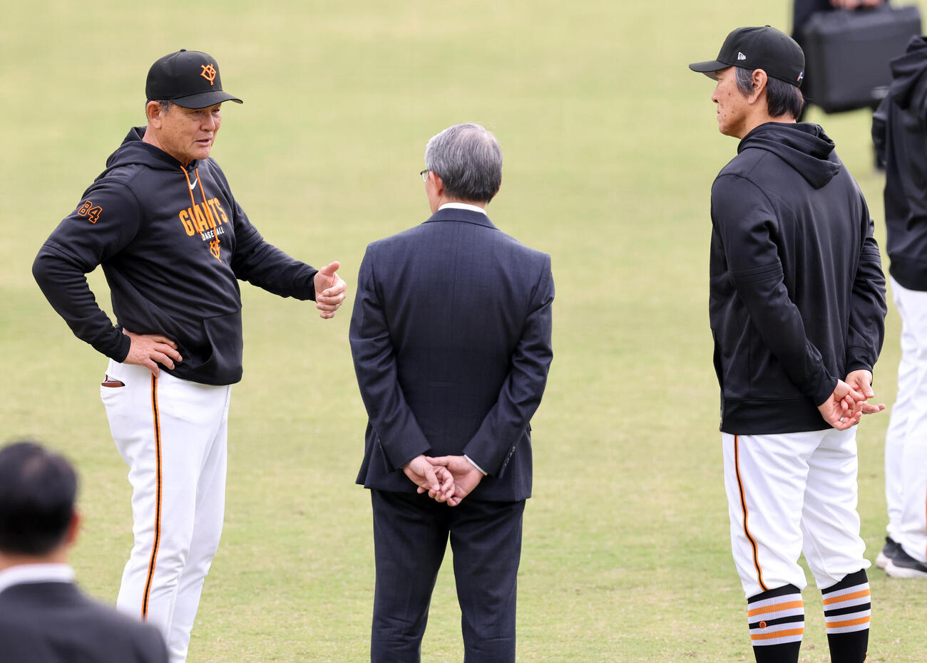 巨人秋季キャンプ初日　巨人松井秀喜監督（右）は久保康生巡回投手コーチ（左）、山口寿一オーナーと話し込む（撮影・浅見桂子）