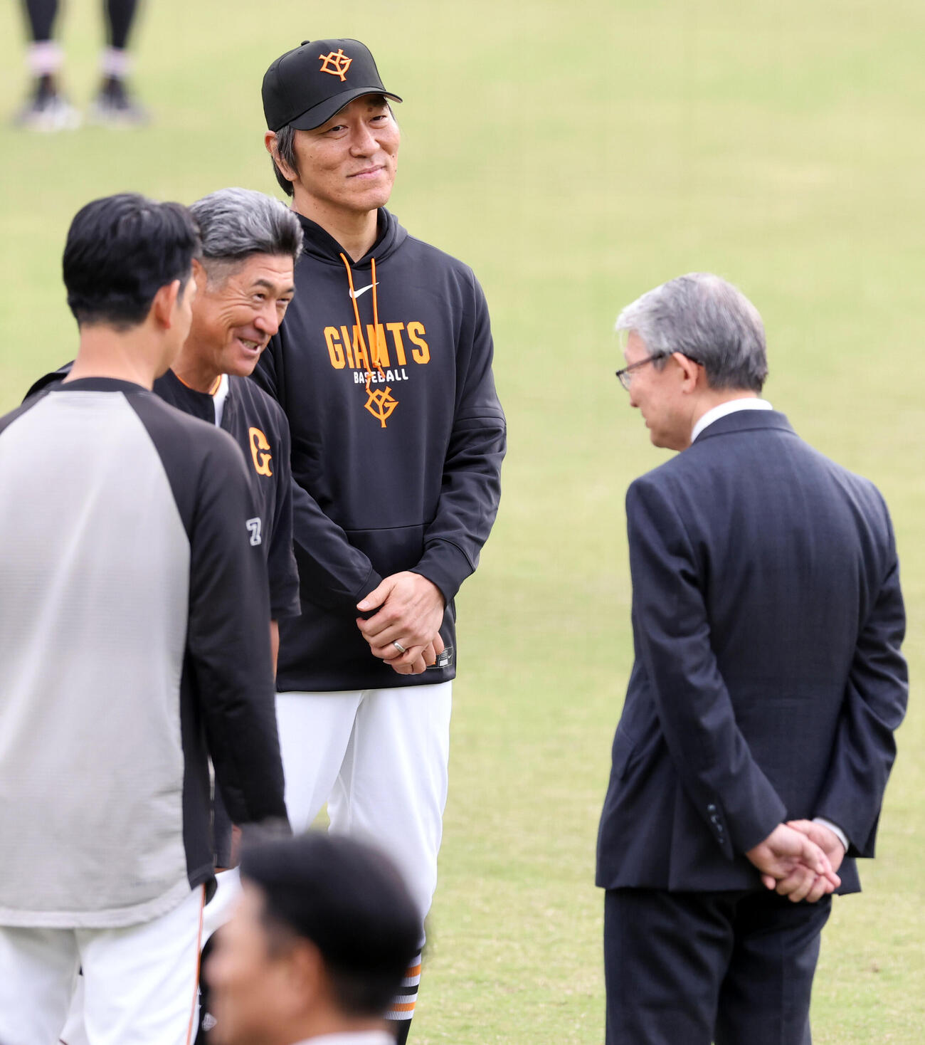 巨人秋季キャンプ初日　巨人松井秀喜監督（中央）は石井琢朗巡回打撃コーチ（左）と山口寿一オーナーとい話す（撮影・浅見桂子）