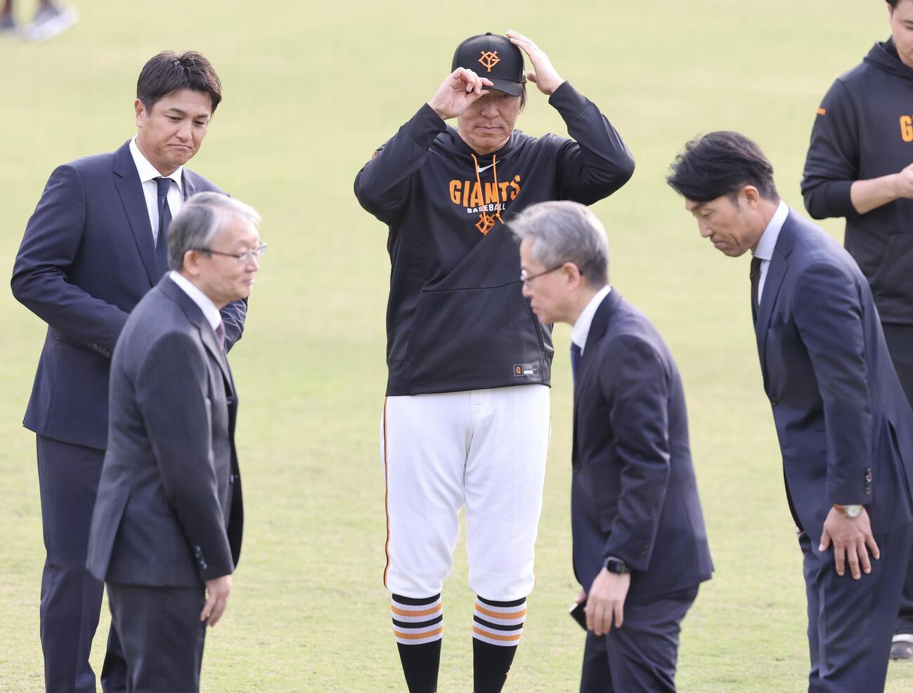秋季キャンプ初日　巨人山口寿一オーナー(手前左)にあいさつする、後方左から高橋由伸ヘッドコーチ、松井秀喜監督、清水隆行打撃チーフコーチ(撮影・浅見桂子) ジャイアンツ球場