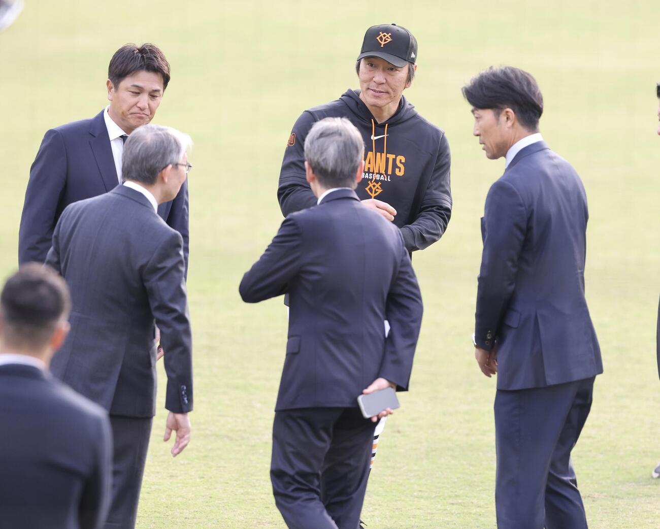 秋季キャンプ初日　巨人山口寿一オーナー(手前左)にあいさつする、後方左から高橋由伸ヘッドコーチ、松井秀喜監督、清水隆行打撃チーフコーチ(撮影・浅見桂子) ジャイアンツ球場