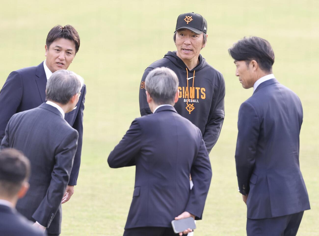 秋季キャンプ初日　巨人山口寿一オーナー(手前左)にあいさつする、後方左から高橋由伸ヘッドコーチ、松井秀喜監督、清水隆行打撃チーフコーチ(撮影・浅見桂子) ジャイアンツ球場