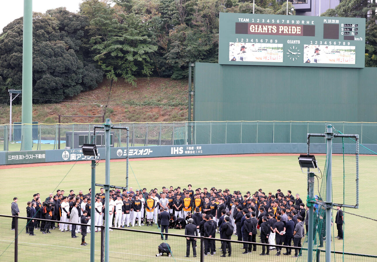 巨人秋季キャンプ初日　円陣で巨人j山口寿一オーナー（手前中央）の訓示を聞く選手たち（撮影・浅見桂子）