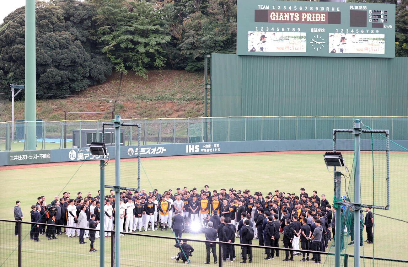 巨人秋季キャンプ初日　円陣で巨人j山口寿一オーナー（手前中央）の訓示を聞く選手たち（撮影・浅見桂子）