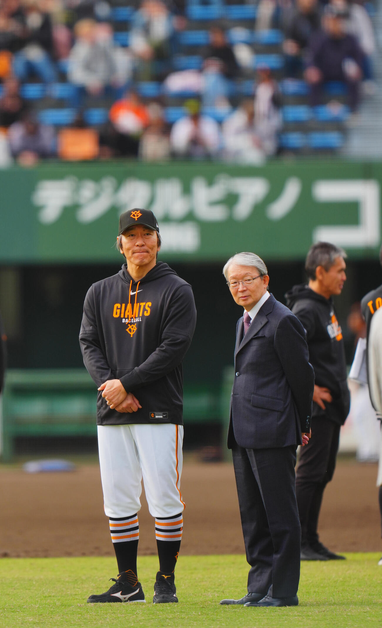 練習中、話す巨人松井秀喜監督（左）と山口寿一オーナー（撮影・垰建太）