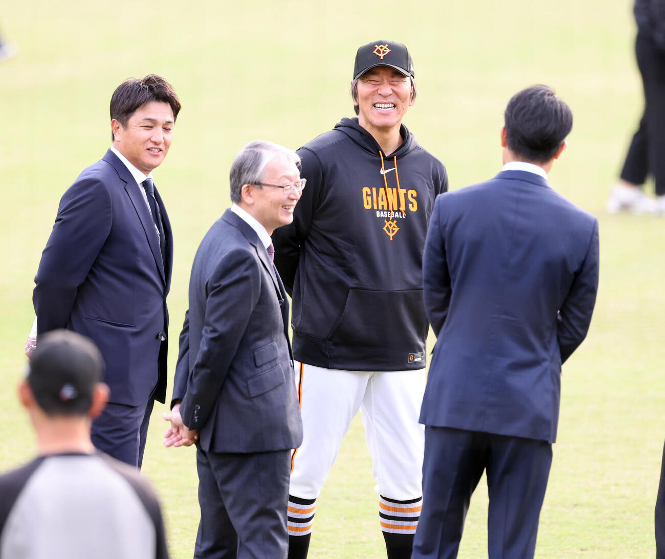巨人秋季キャンプ初日　巨人松井秀喜監督（中央）は高橋由伸ヘッドコーチ（左）、山口寿一オーナー（手前）、清水隆行打撃コーチと談笑する（撮影・浅見桂子）