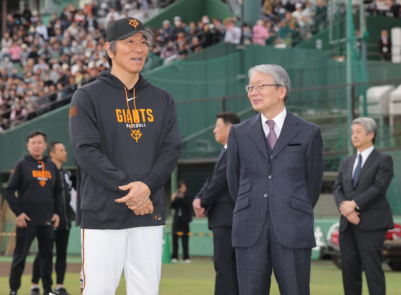 巨人山口寿一オーナー（右）と話す松井秀喜監督