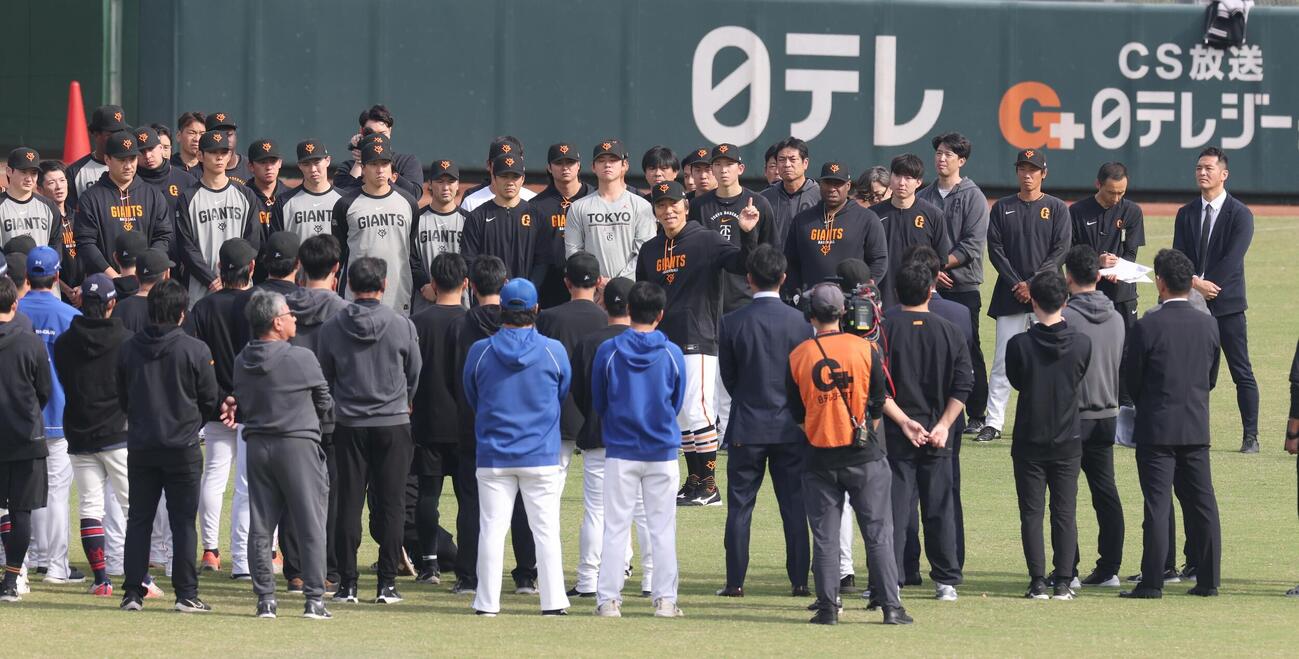 秋季キャンプ初日、ナインらに話をする松井秀喜監督（撮影・黒川智章）