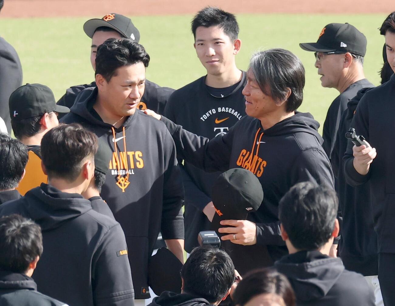 巨人田中将大（左）と話す松井秀喜監督（撮影・黒川智章）