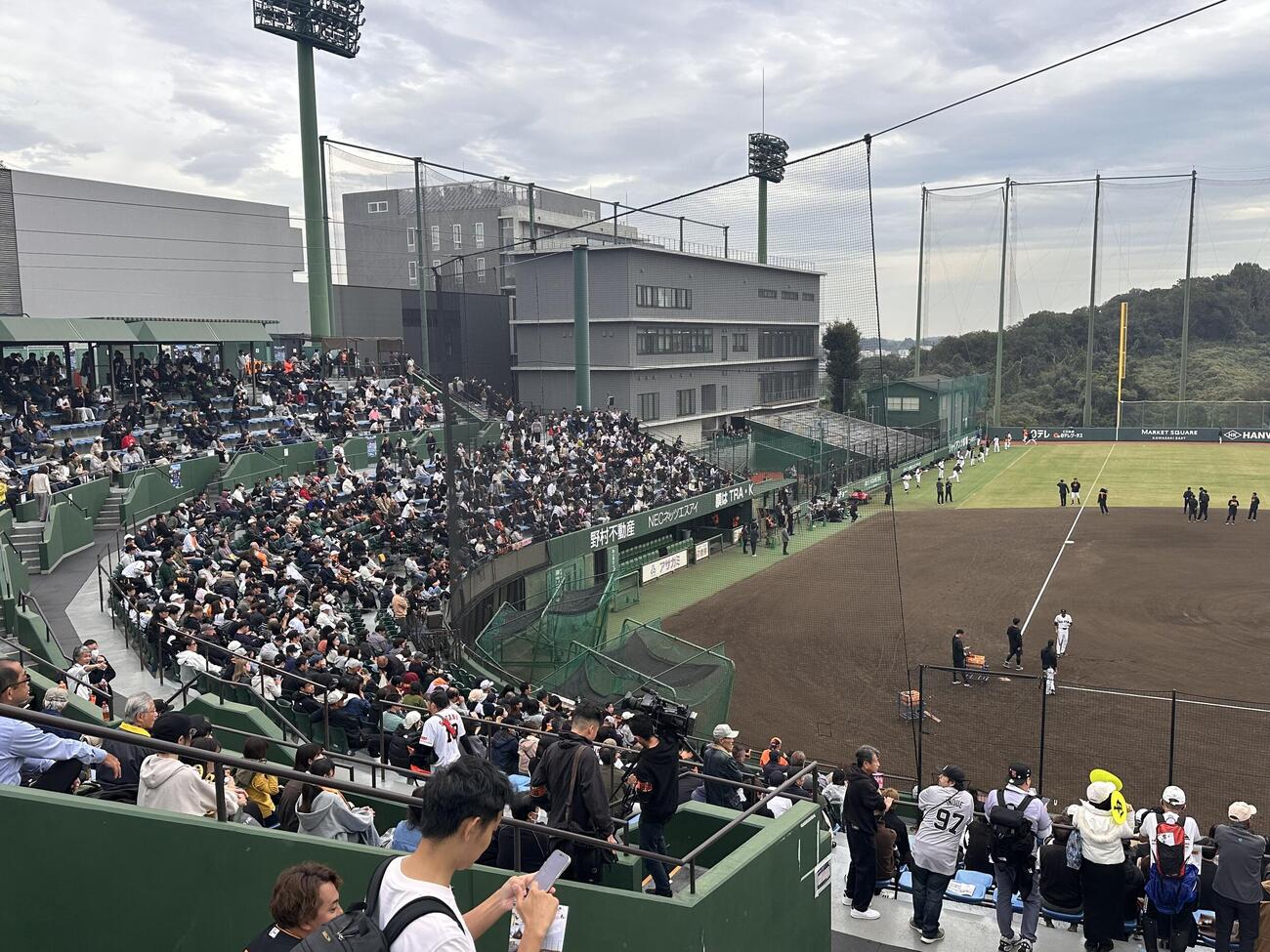 秋季キャンプ初日　巨人松井秀喜監督の始動を見ようと集まった大勢のファン(撮影・浅見桂子)2026年10月30日　ジャイアンツ球場