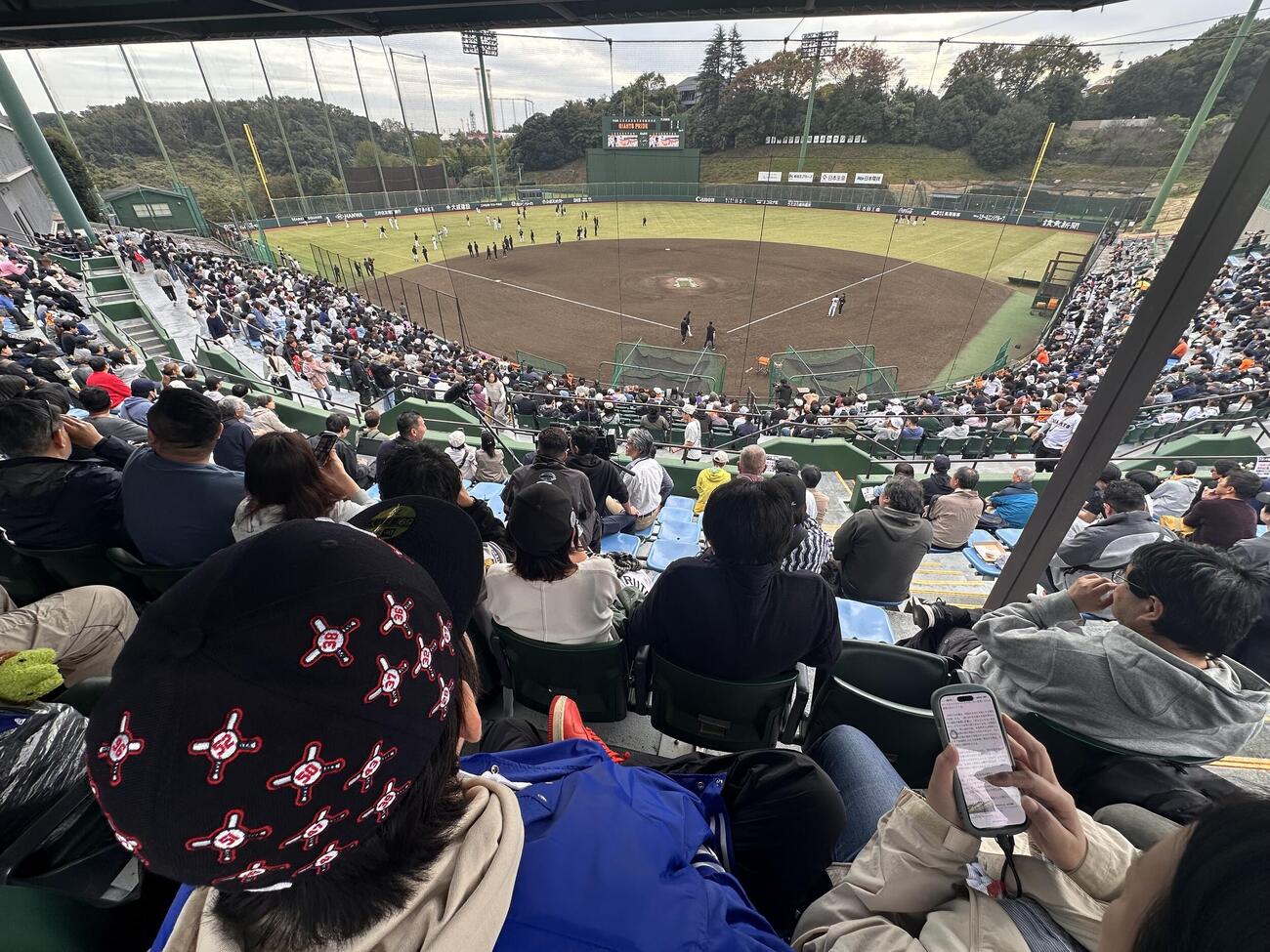 秋季キャンプ初日　巨人松井秀喜監督の始動を見ようと集まった大勢のファン(撮影・浅見桂子)