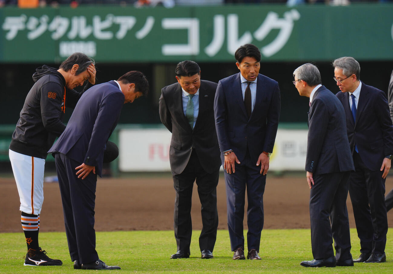 左から巨人松井秀喜監督、高橋由伸ヘッドコーチ、橋上秀樹編成本部長代理、清水隆行打撃チーフコーチは山口寿一オーナー（右から2人目）にあいさつする（撮影・垰建太）