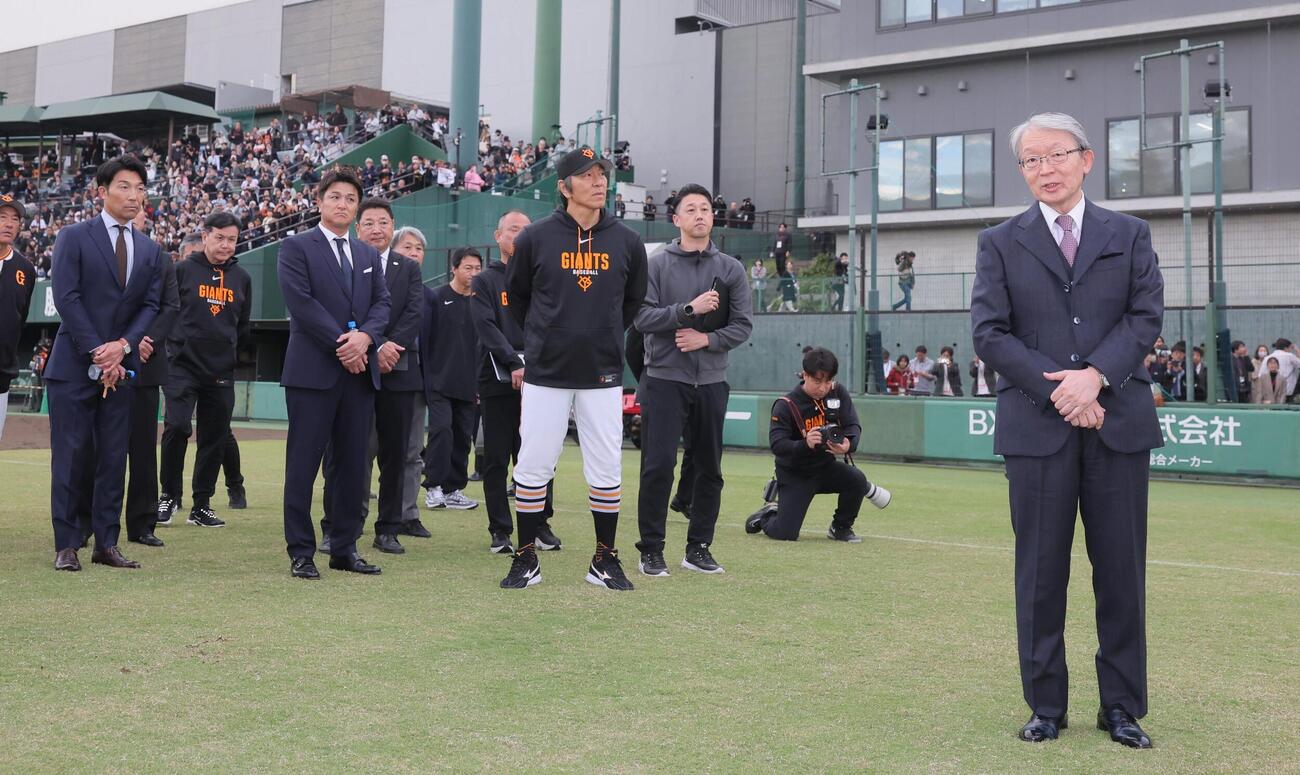 巨人山口寿一オーナー（右）の訓示を聞く松井秀喜監督ら首脳陣