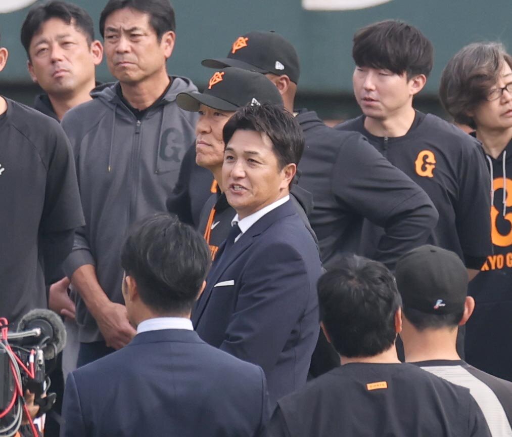 秋季キャンプ初日、あいさつする高橋由伸ヘッドコーチ（撮影・黒川智章）