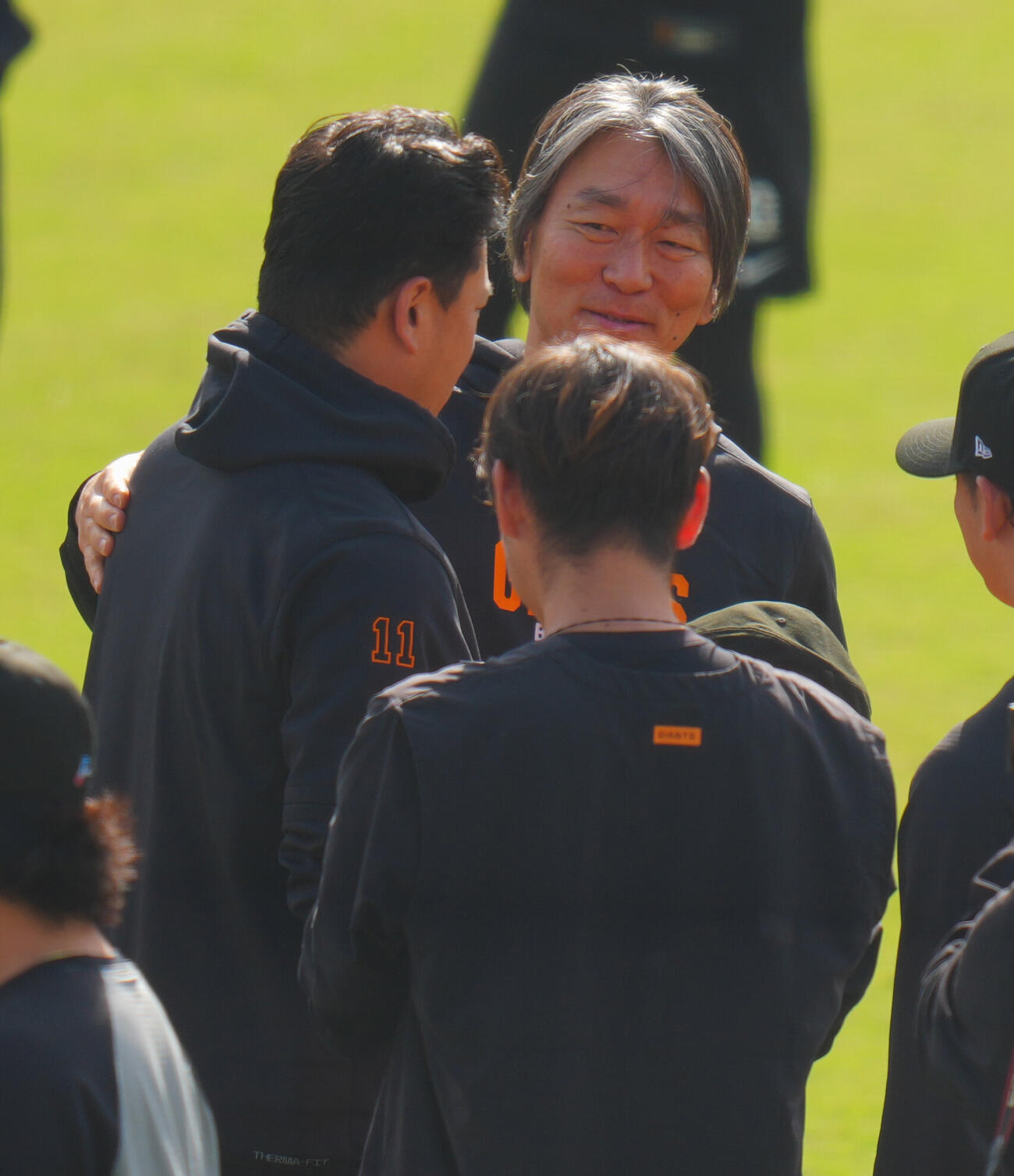 巨人松井秀喜監督（右）は田中将大のあいさつを受ける（撮影・垰建太）