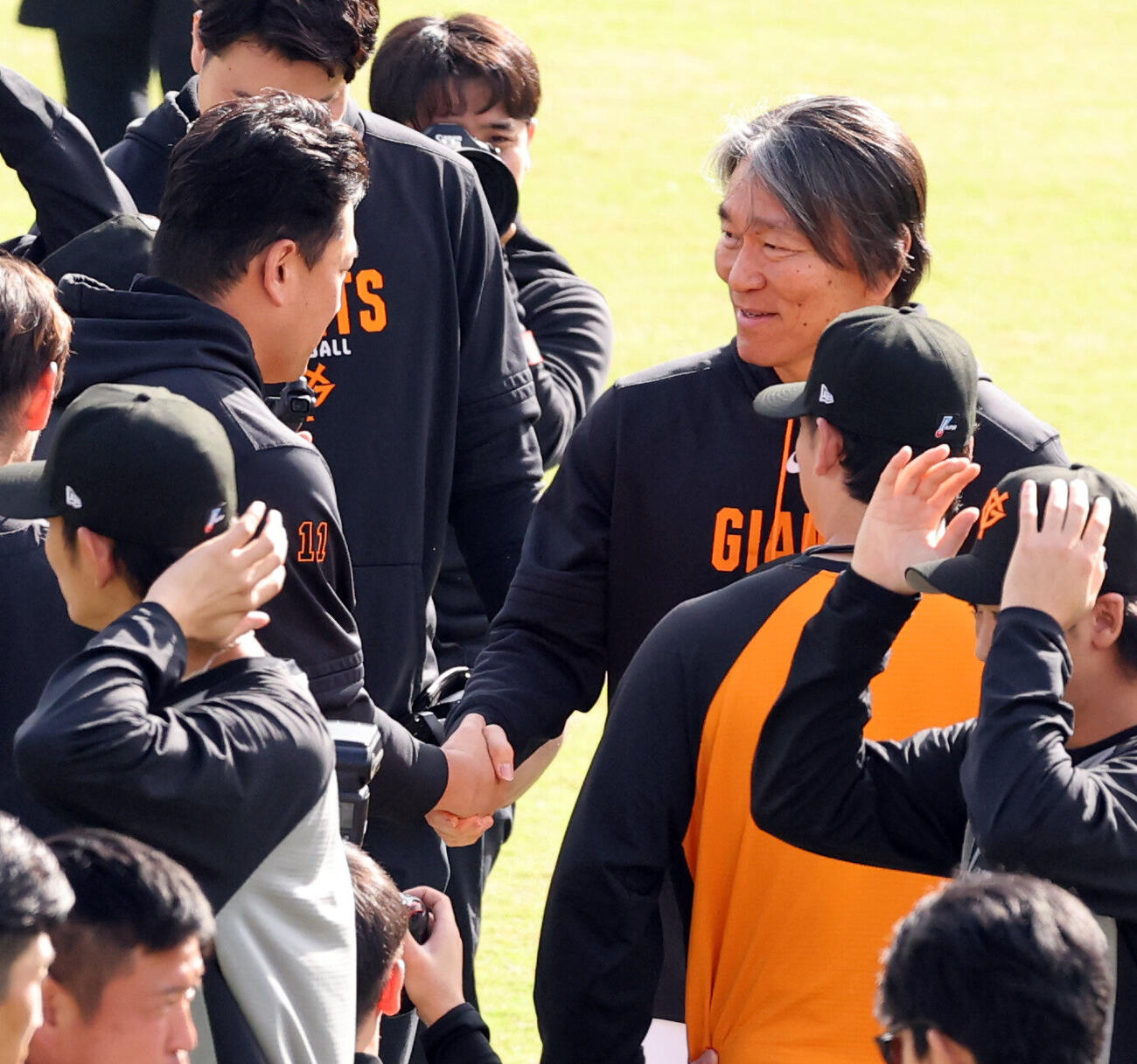 巨人秋季キャンプ初日　巨人松井秀喜監督（右）は田中将大とあいさつする（撮影・浅見桂子）