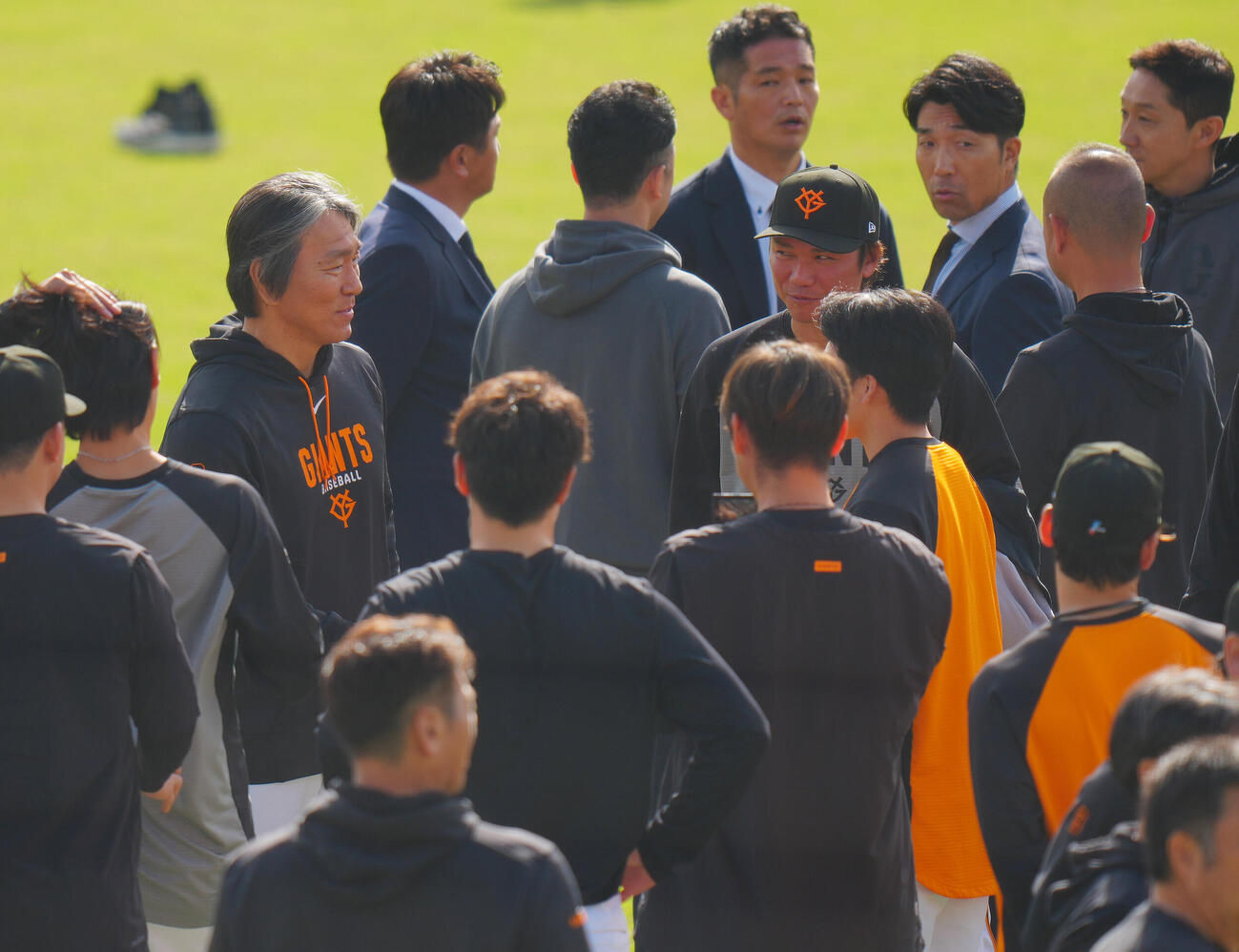 巨人松井秀喜監督（左）と話す坂本勇人（撮影・垰建太）