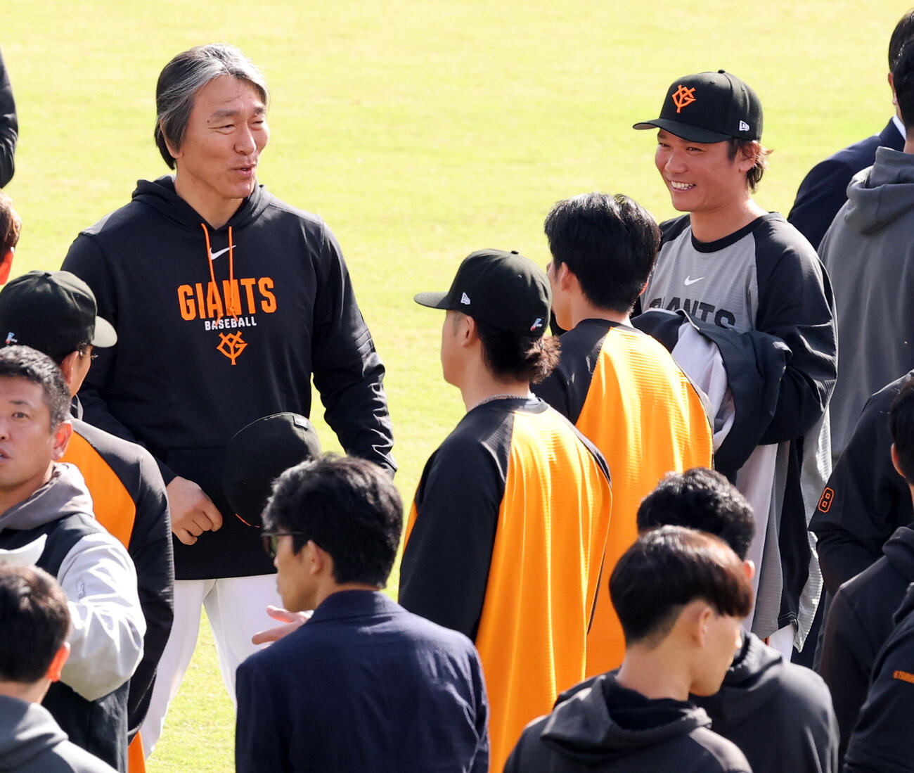 巨人秋季キャンプ初日　巨人松井秀喜監督（左）は坂本勇人と談笑する（撮影・浅見桂子）