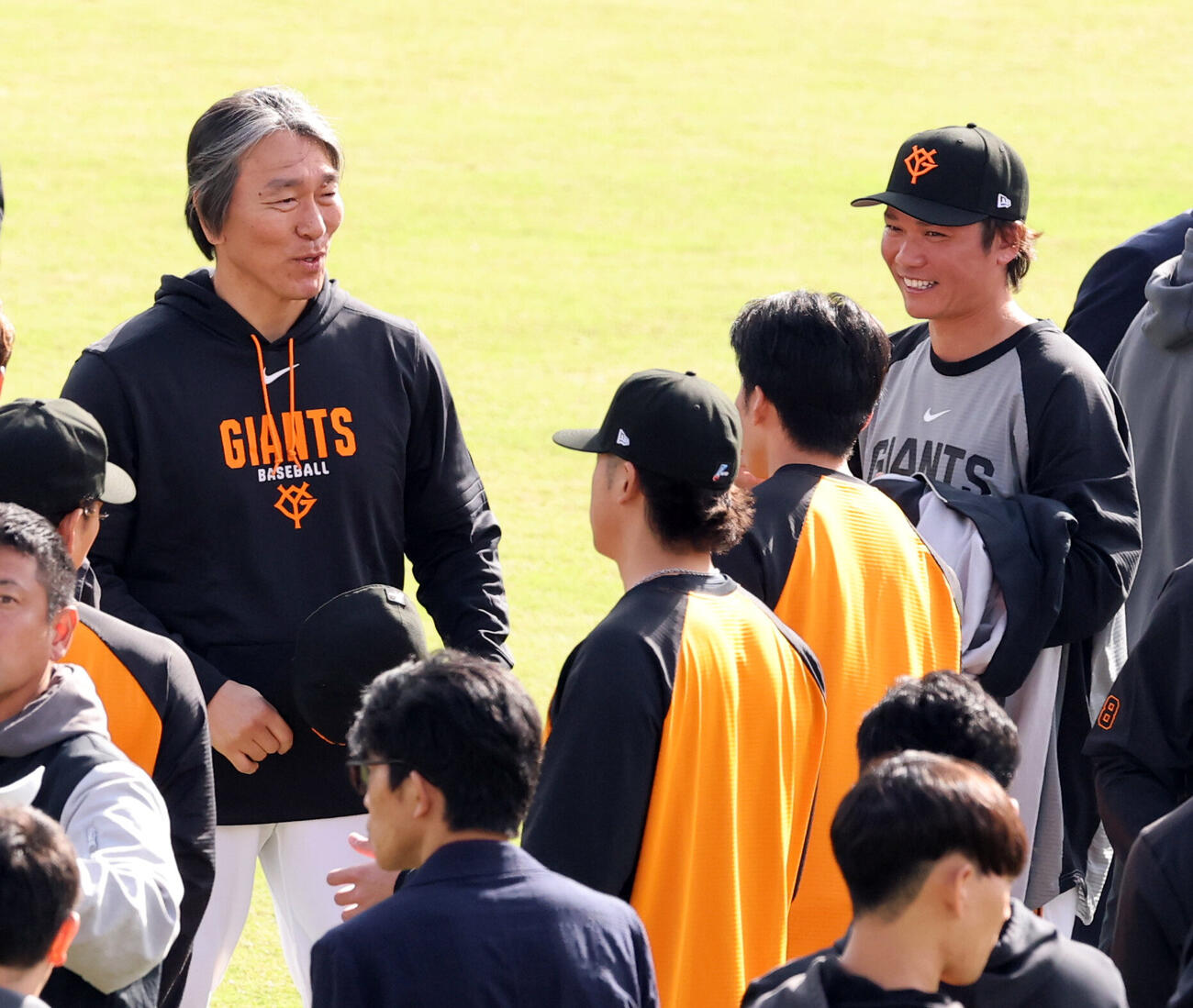 巨人秋季キャンプ初日　巨人松井秀喜監督（左）は坂本勇人と談笑する（撮影・浅見桂子）