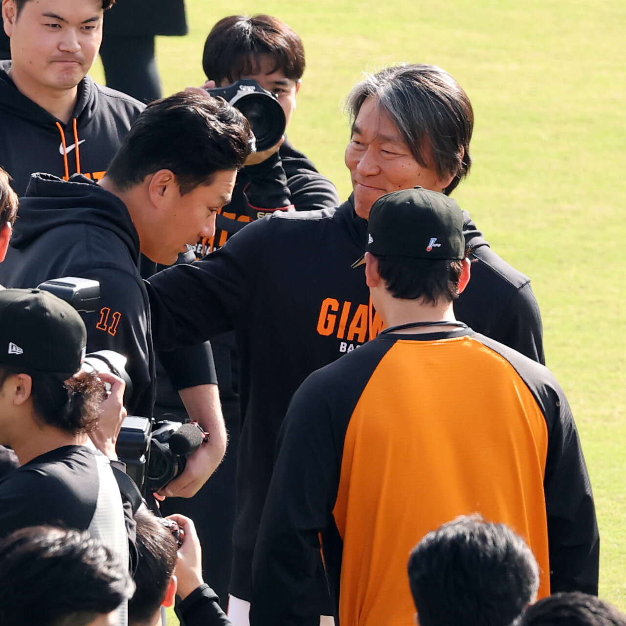 巨人秋季キャンプ初日　巨人松井秀喜監督（右）は田中将大ととあいさつ（撮影・浅見桂子）