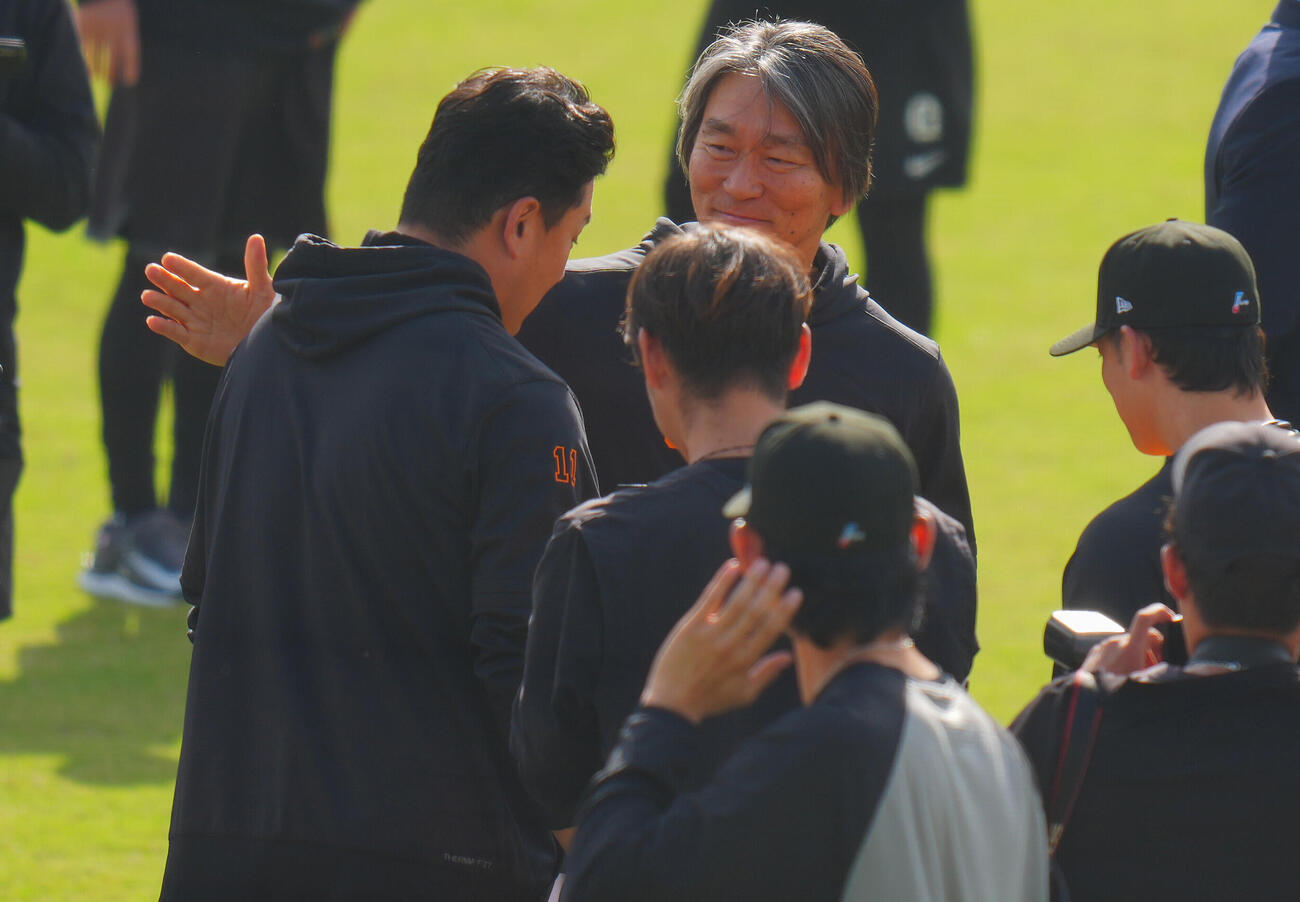 巨人松井秀喜監督（右）は田中将大のあいさつを受ける（撮影・垰建太）