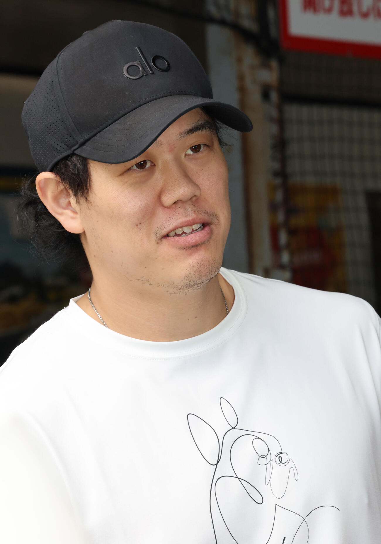 練習を終え報道陣からの質問に丁寧に答えるソフトバンク上茶谷大河（撮影・梅根麻紀）