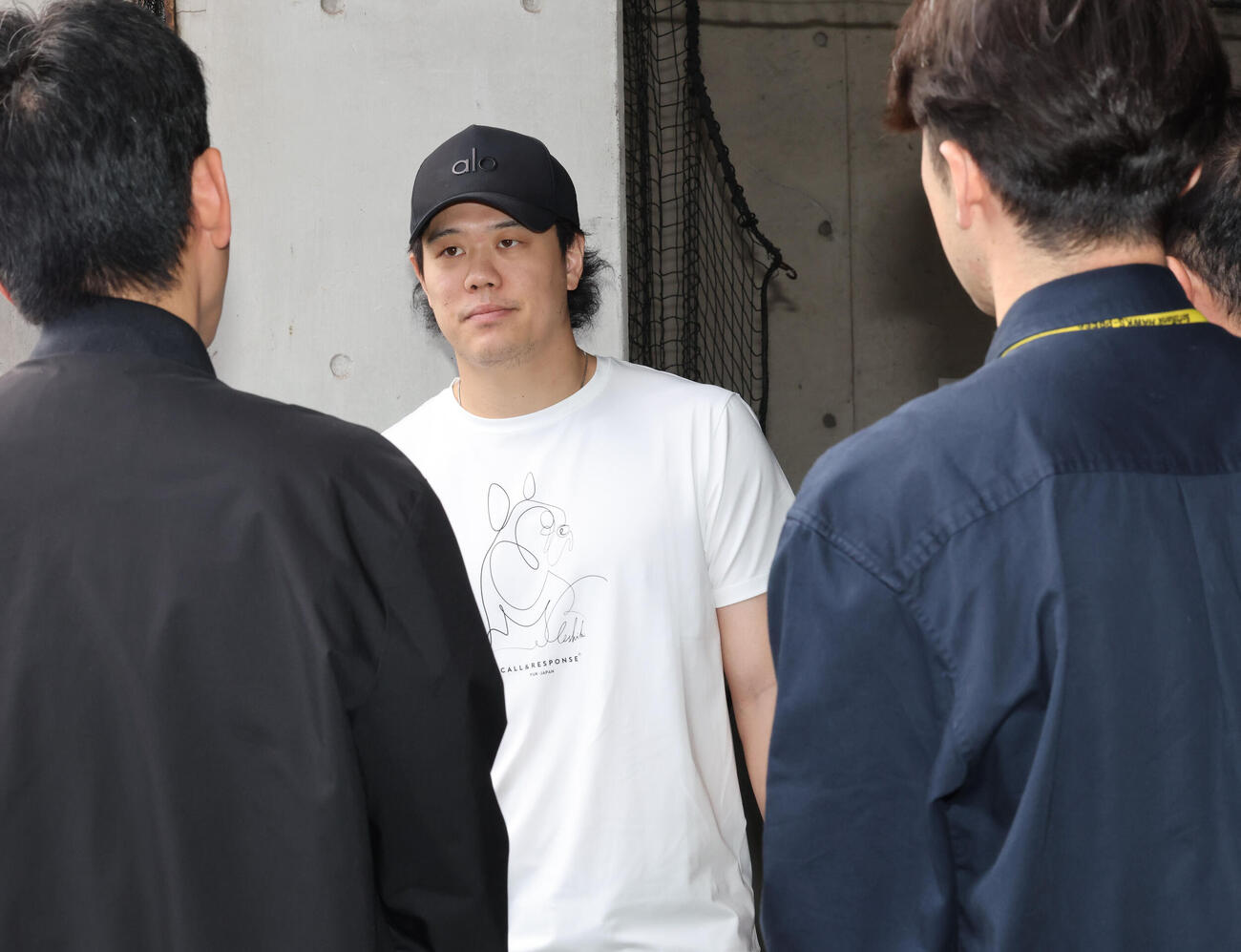 練習を終え報道陣からの質問に丁寧に答えるソフトバンク上茶谷大河（撮影・梅根麻紀）