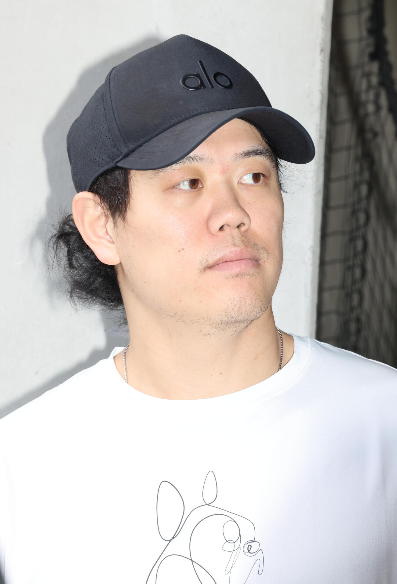練習を終え報道陣からの質問に丁寧に答えるソフトバンク上茶谷大河（撮影・梅根麻紀）