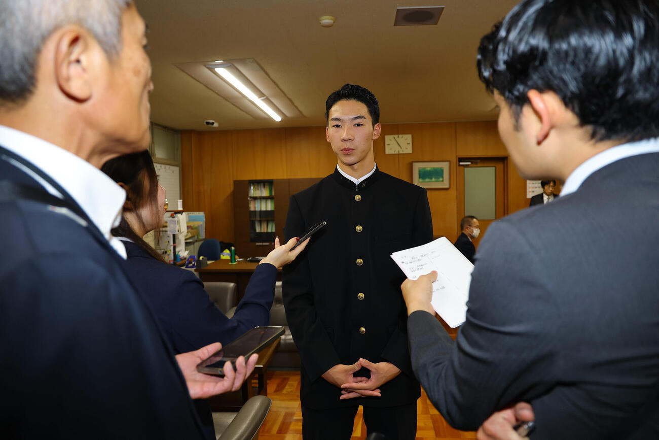 指名あいさつを受けた日本ハムドラフト5位の大阪府立香里丘高校・岡本翔斗は記者の取材を受ける（撮影・上田博志）