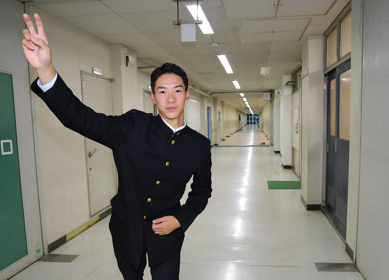 日本ハムドラフト5位の大阪府立香里丘高校・岡本翔斗は校舎の廊下でシャドーピッチングをする（撮影・上田博志）