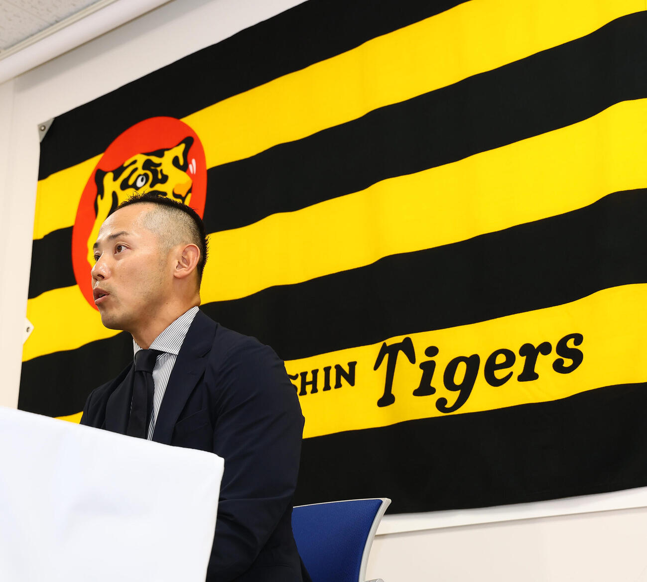 就任会見を行い抱負などを語る阪神矢野謙次1軍打撃チーフコーチ（撮影・加藤哉）