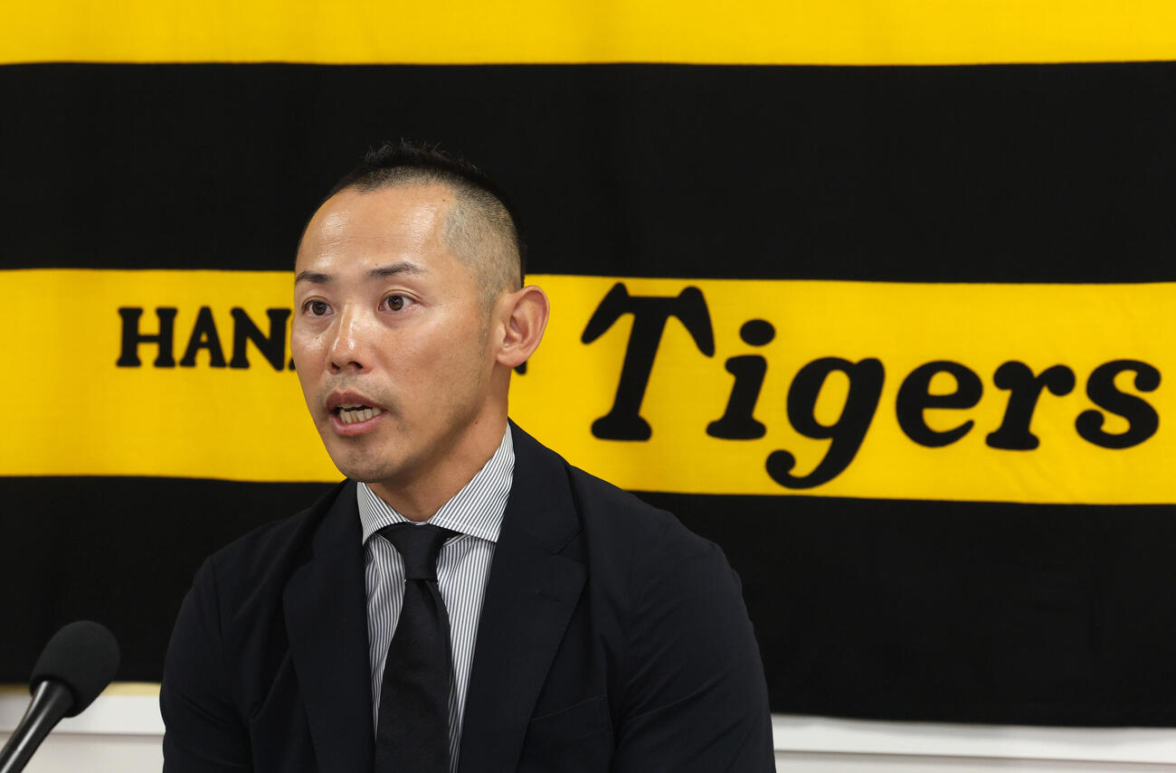 就任会見を行い抱負などを語る阪神矢野謙次1軍打撃チーフコーチ（撮影・加藤哉）