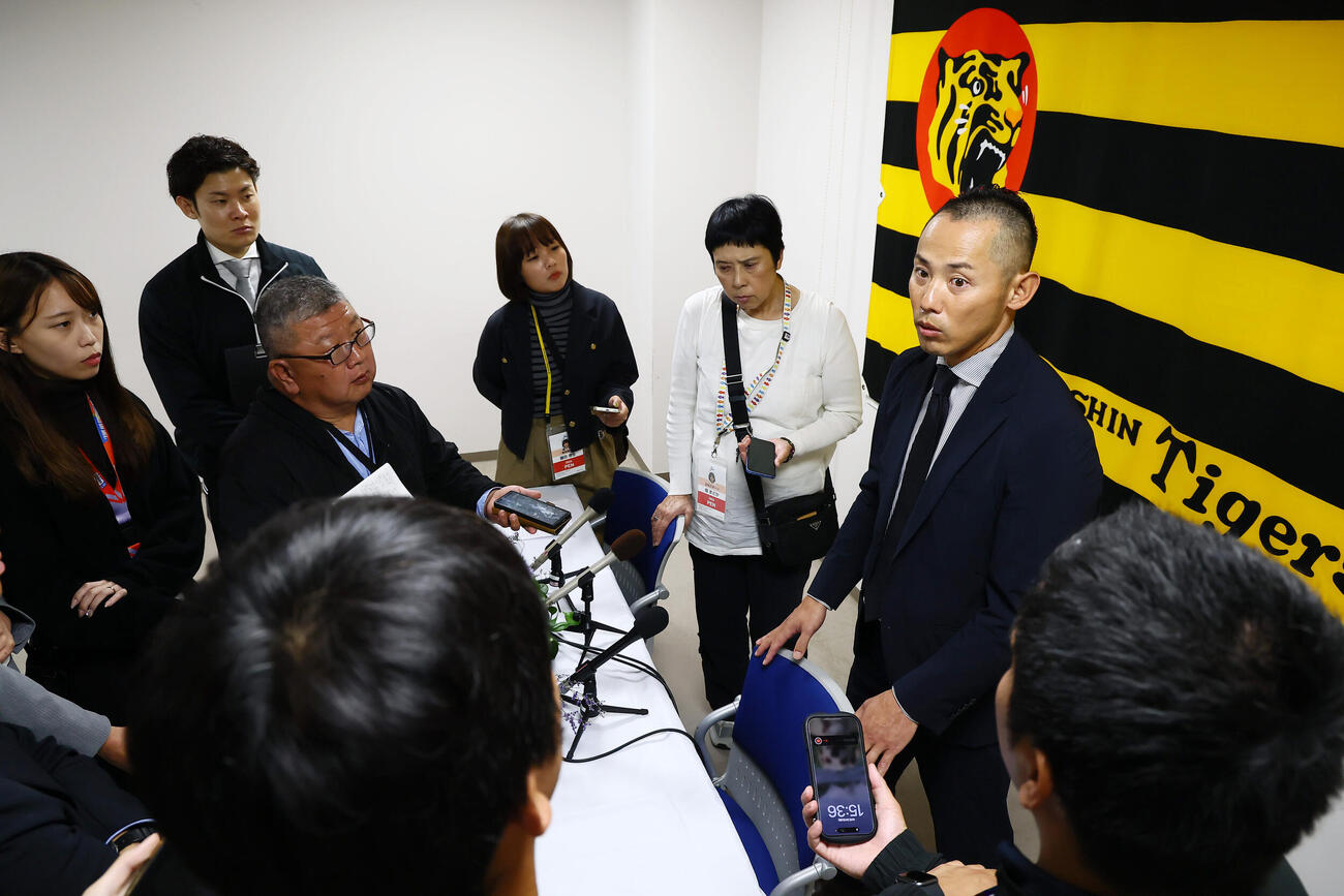 就任会見の後、記者の質問に答える阪神矢野謙次1軍打撃チーフコーチ（撮影・加藤哉）