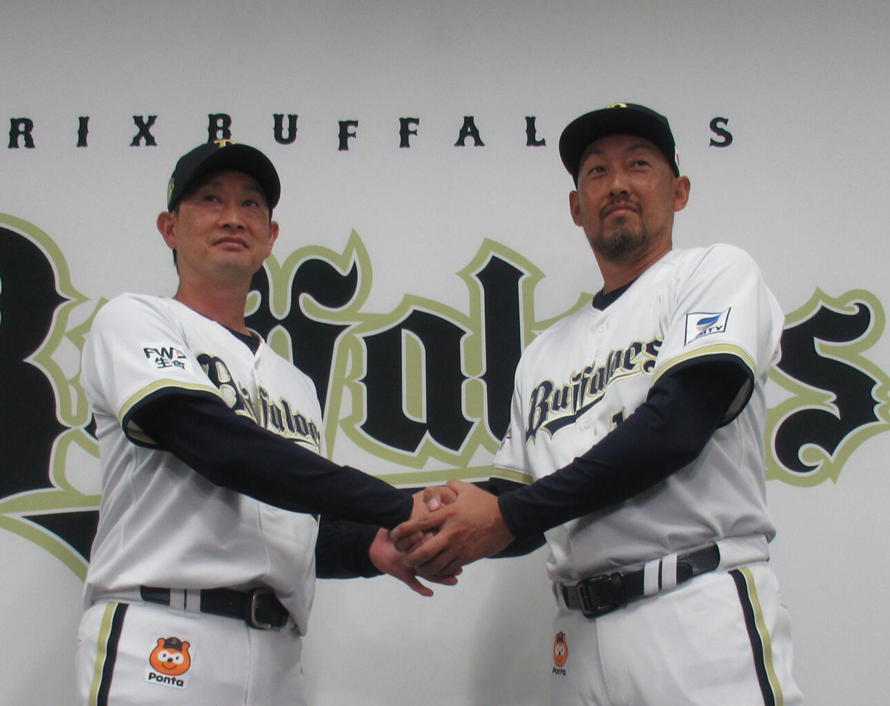 11月から指揮を執るオリックス平野佳寿2軍新監督（右）は岸田護監督とがっちり握手（撮影・伊東大介）