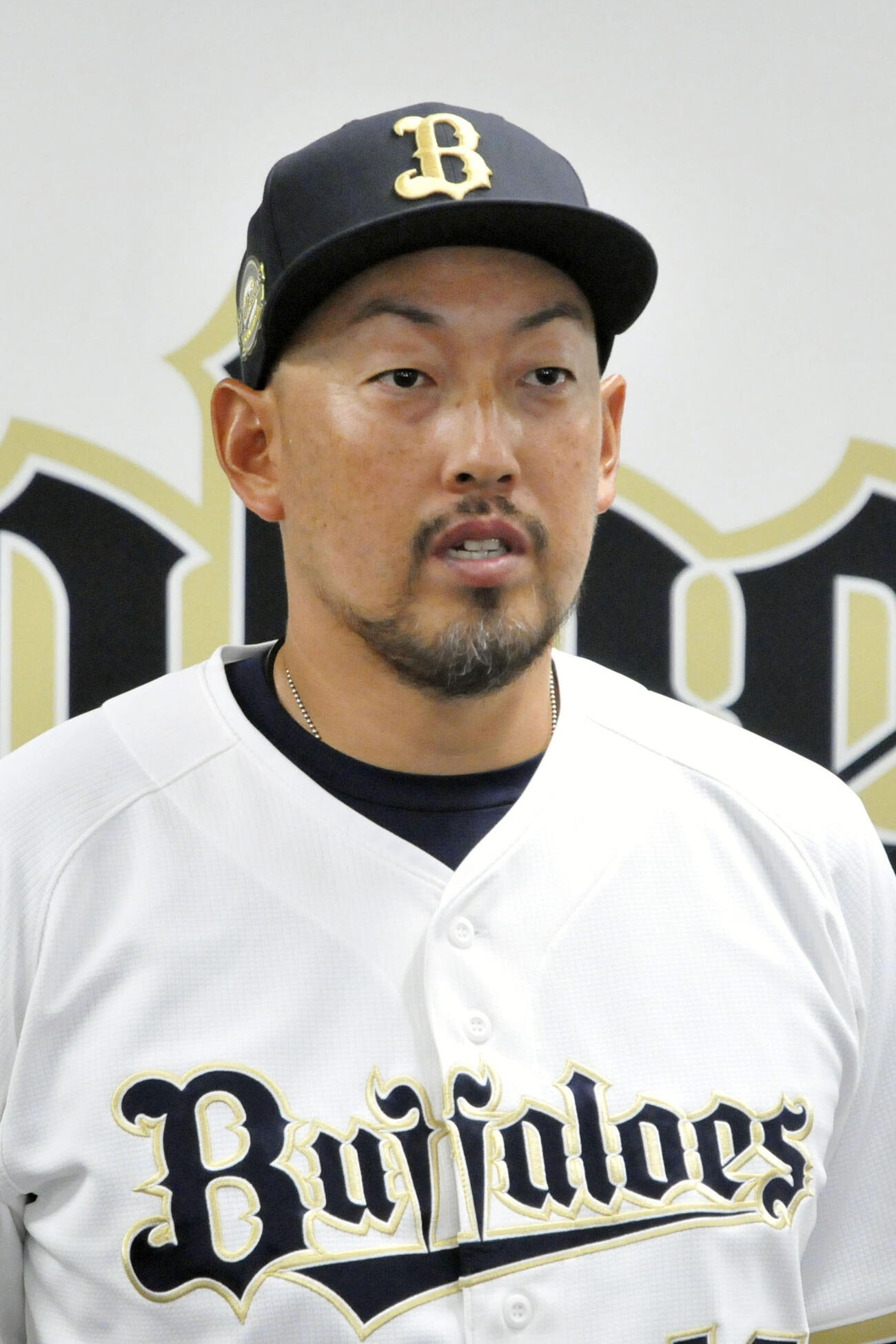 取材に応じるオリックスの2軍監督に就任する平野佳寿氏＝30日、大阪市（共同）