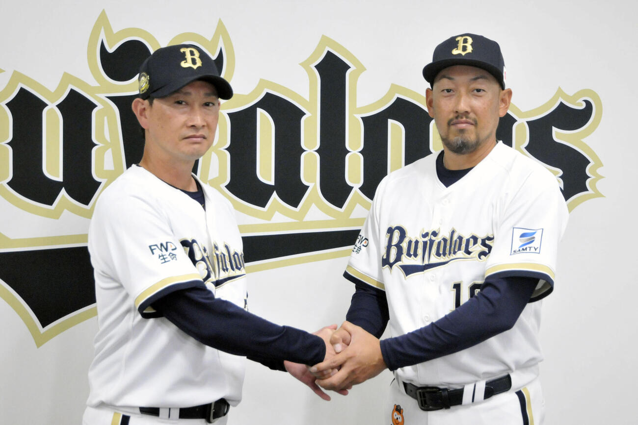 オリックスの岸田監督（左）と2軍監督に就任する平野佳寿氏＝30日、大阪市（共同）