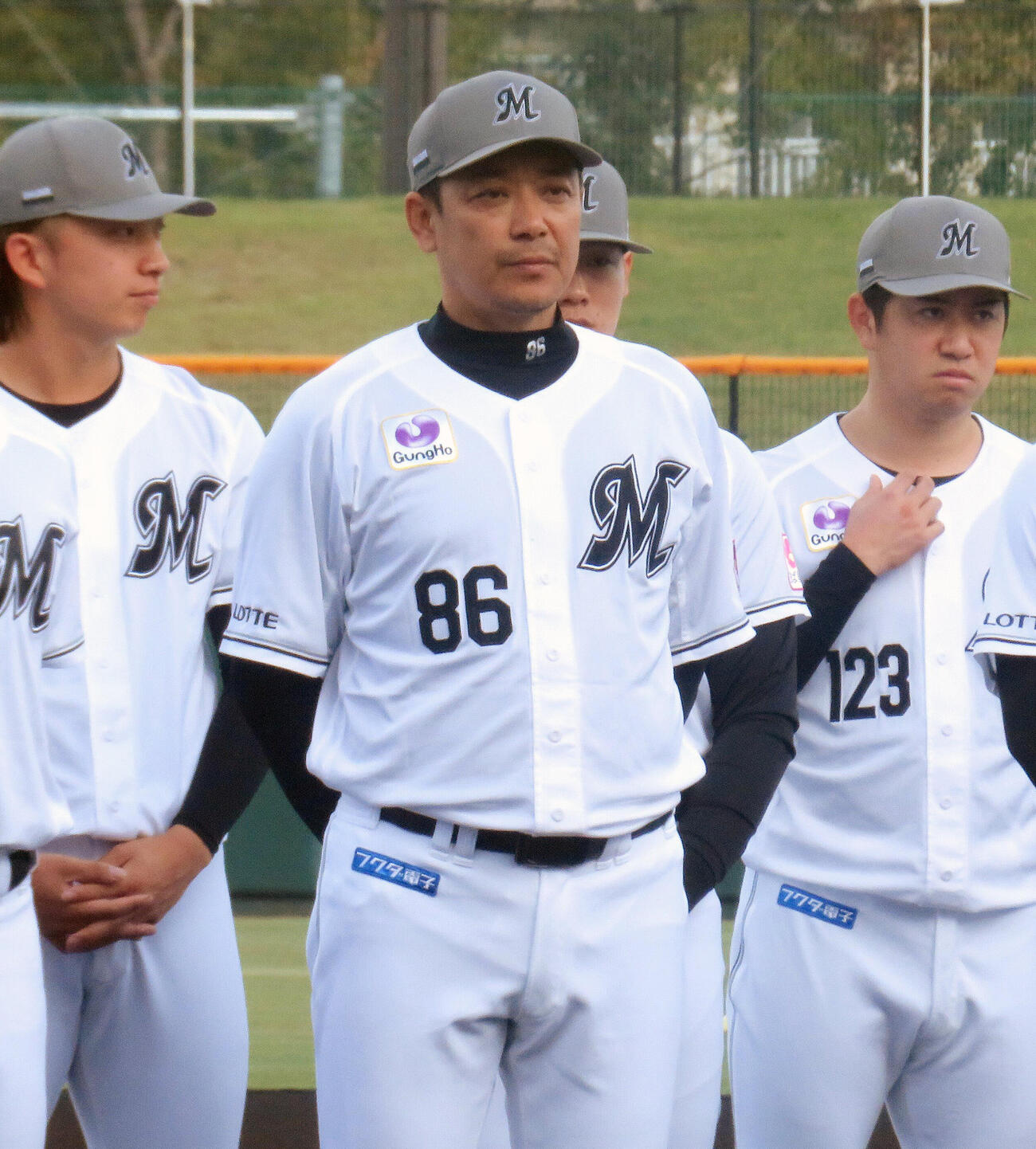 秋季キャンプセレモニーに参加したロッテのサブロー監督（中央）