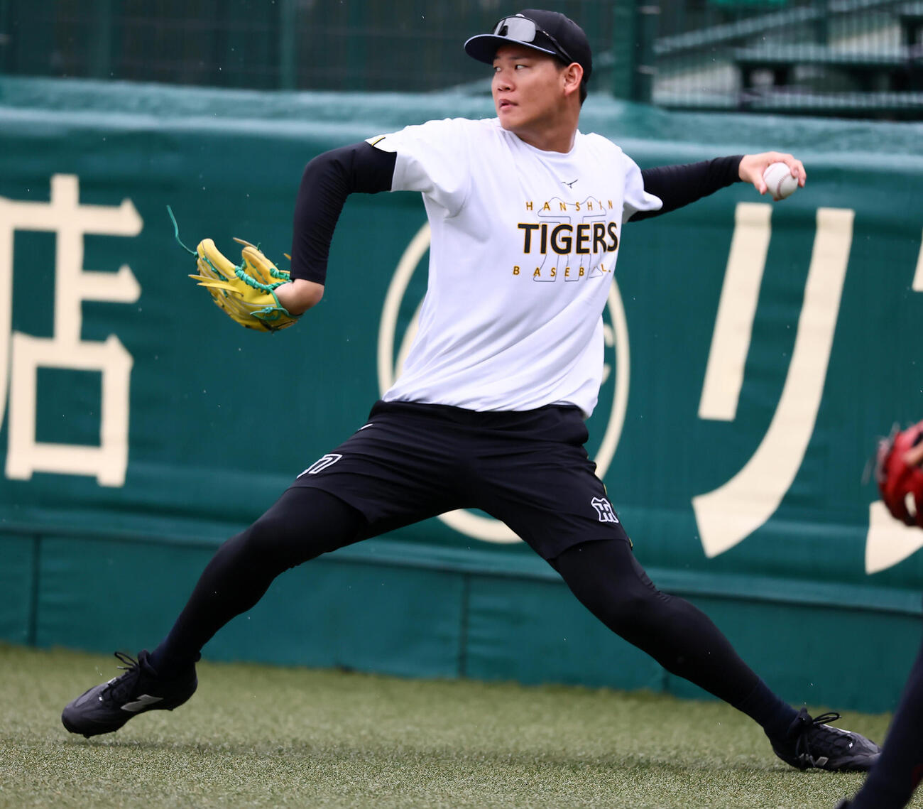 練習でキャッチボールする阪神及川雅貴（撮影・加藤哉）