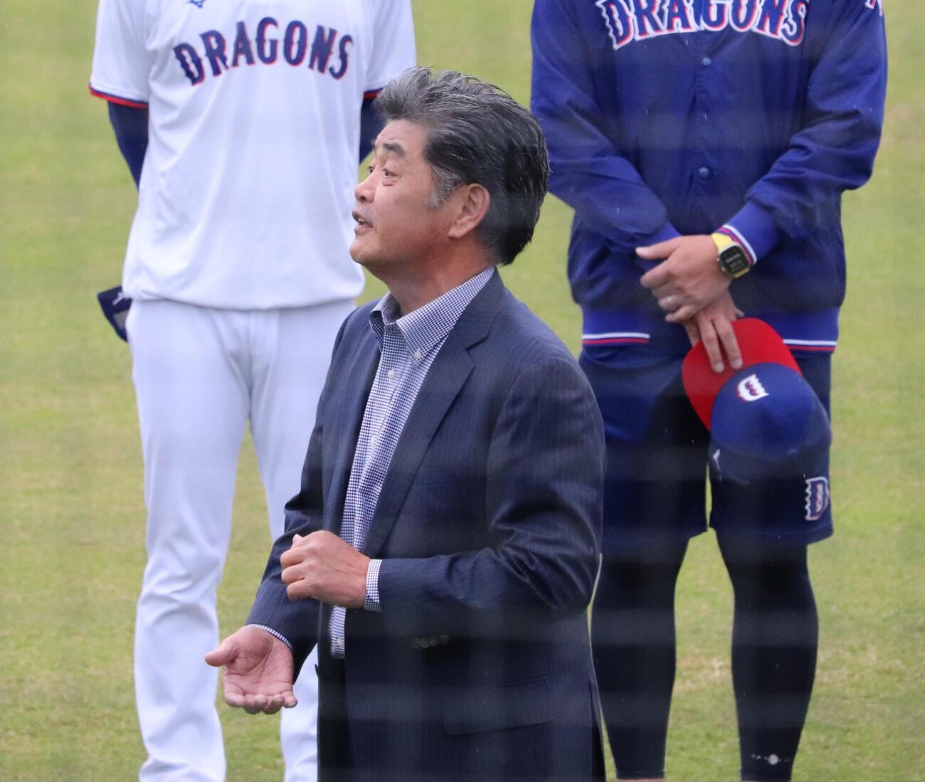 秋季練習の前にナインへ訓示を行う中日工藤監督
