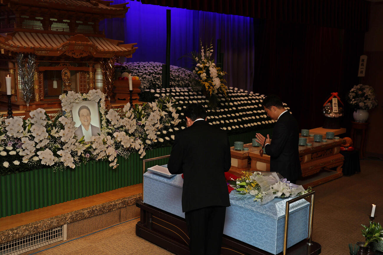 球団OB池谷公二郎さんの通夜に参列した広島新井貴浩監督（右）と黒田博樹球団アドバイザー（代表撮影）