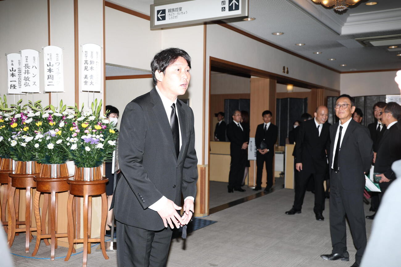 広島OB池谷さんの通夜に参列した広島新井貴浩監督（代表撮影）