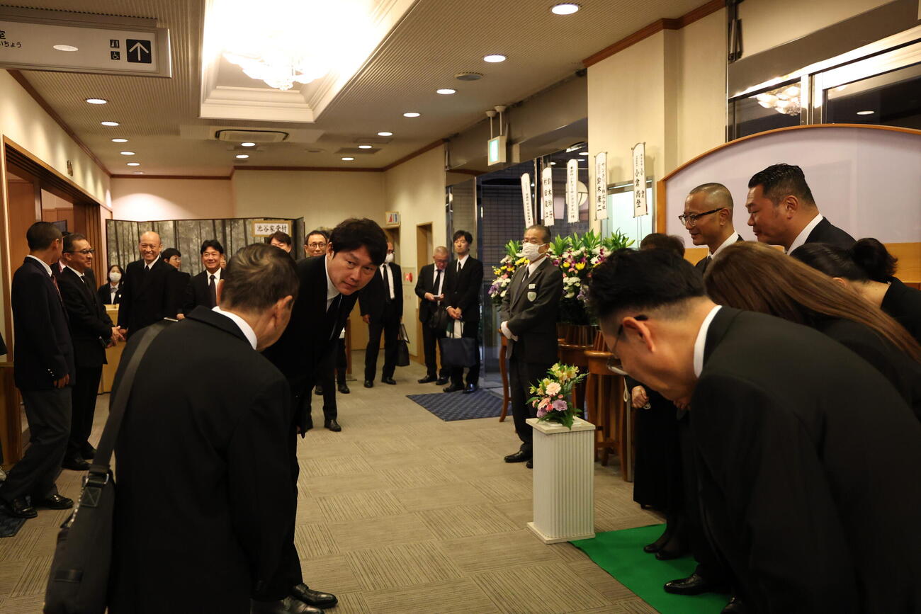 広島球団OB池谷さんの通夜に参列した広島新井貴浩監督（代表取材）