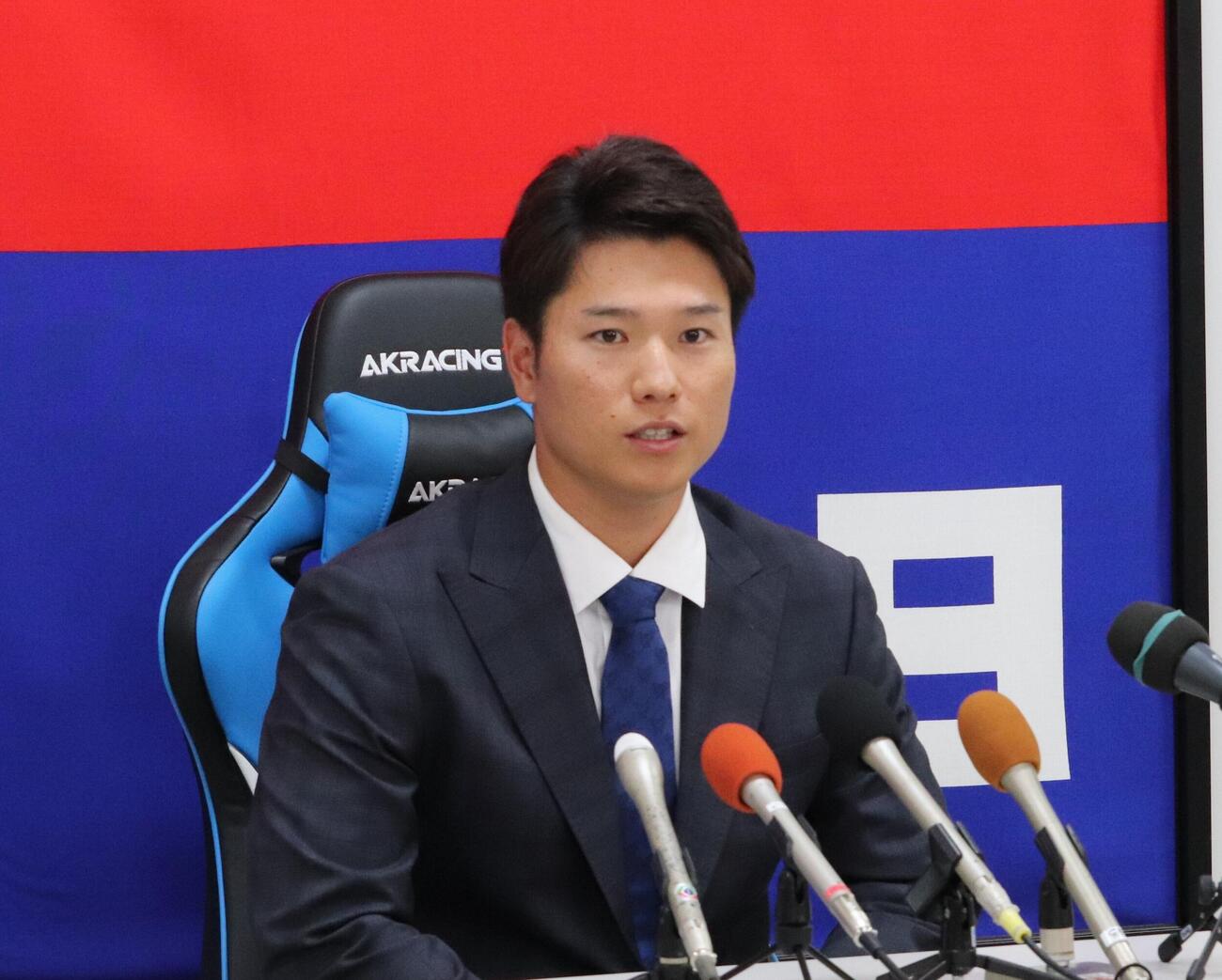 契約更改を終えて会見に臨む中日清水達也